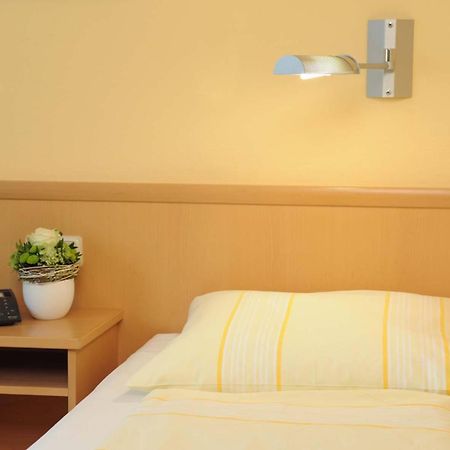 פרידריכסדורף Hotel & Restaurant Hugenottengarten מראה חיצוני תמונה