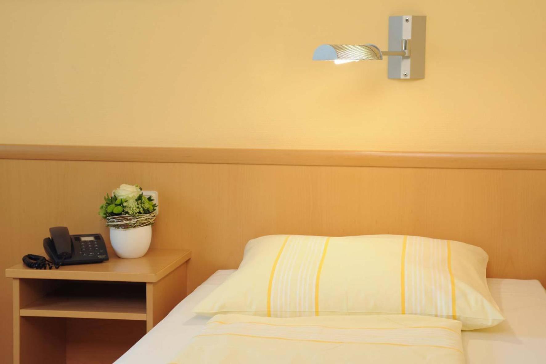 פרידריכסדורף Hotel & Restaurant Hugenottengarten מראה חיצוני תמונה