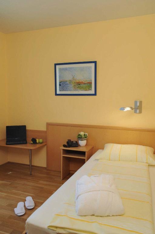 פרידריכסדורף Hotel & Restaurant Hugenottengarten מראה חיצוני תמונה